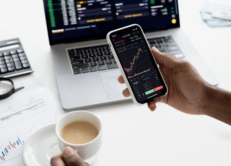 App de Corredora vs App de la Gestora del Fondo: Dónde Es Mejor Invertir en Fondos Inmobiliarios