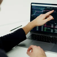 Robo-Advisor vs Invertir por tu Cuenta: Qué Opción Compensa Más