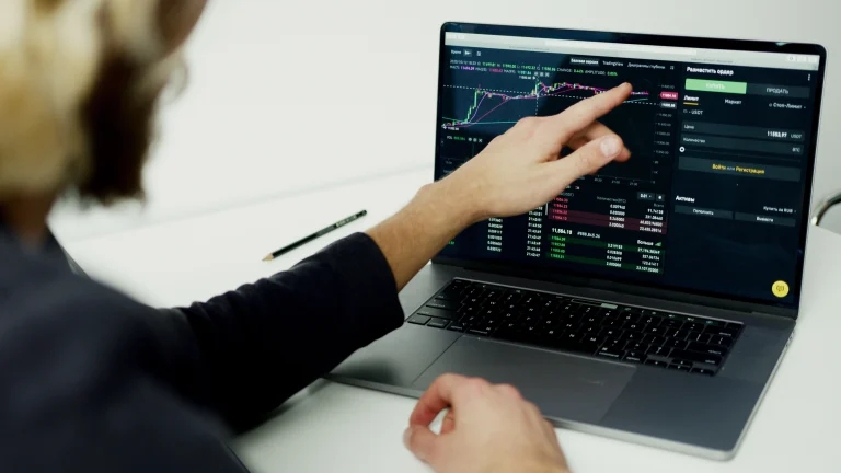 Robo-Advisor vs Invertir por tu Cuenta: Qué Opción Compensa Más